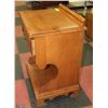 Image 2 : 10) ROXTON MAPLE END TABLE