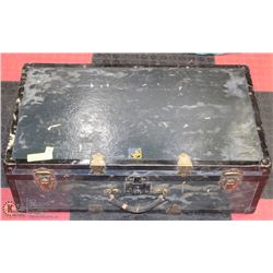 VINTAGE EVELEIGH CANADIAN BAGGAGE 28” X 16” X 9