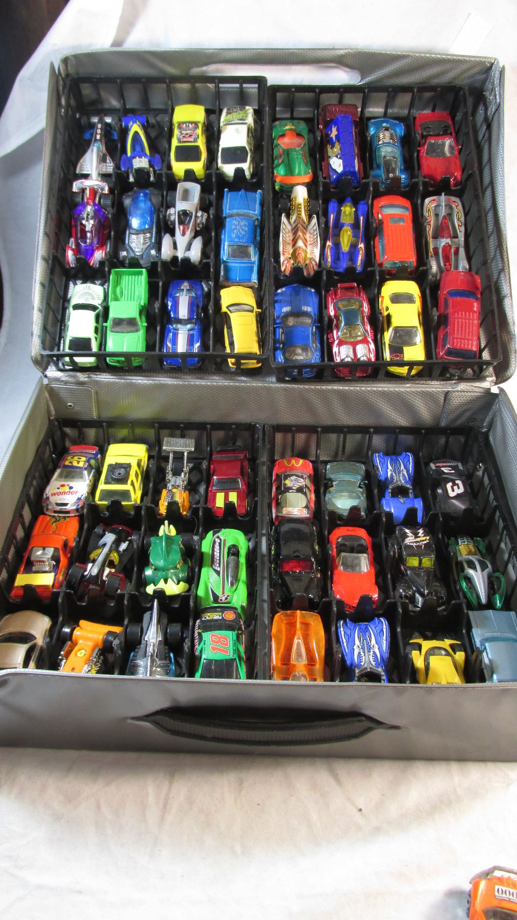 lot 24) mixed Hot Wheels in carry case lot 24) mixed Hot Wheels in carry case