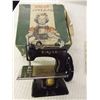Image 1 : Vintage Childs Singer Sewing Machine