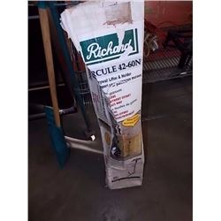 RICHARD'S DRYWALL LIFT & HOLDER