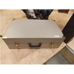 VINTAGE WOOD BOX WITH LID