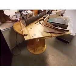 ROUND WOOD TABLE WITH 2 LEAFS