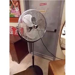 FLOOR FAN