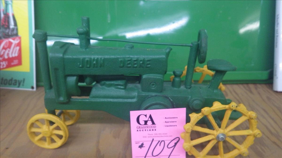 CAST IRON JOHN DEERE TOY TRACTOR WITH STEEL WHEELS