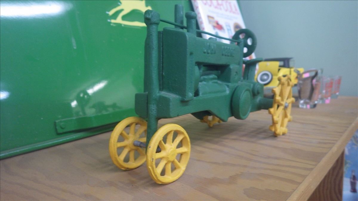 CAST IRON JOHN DEERE TOY TRACTOR WITH STEEL WHEELS