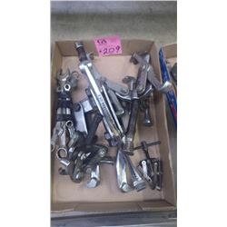 TRAY OF 4 GEAR PULLERS AND BUNDLE OF WRENCHES