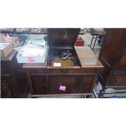 VICTORAL PHONOGRAPH GRANADA C5762 IN WALLNUT CABINET VERY NICE CONDITION