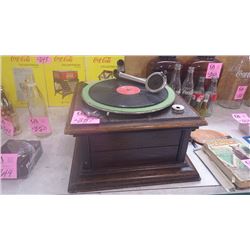 TABLE TOP CRANK PHONOGRAPH RECORD PLAYER (BROKEN ARM)