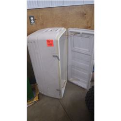 IGLOO 3' TUB COOLERWITH UNUSED SNORKELING EQUIPMENT, AND DOG BED