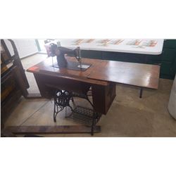 VINTAGE SINGER PEDISTAL SEWING MACHINE