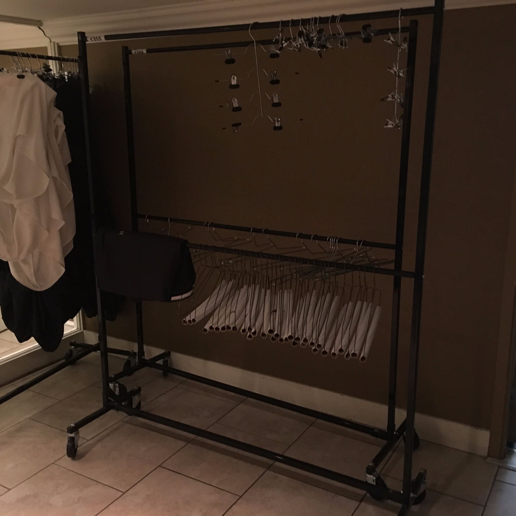 METAL ROLLING LINEN RACK