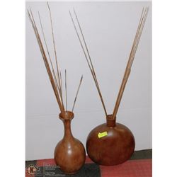 PAIR OF PORCELAIN WOOD COLOR POTS.