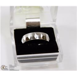 MENS WEDDING RING SIZE 10