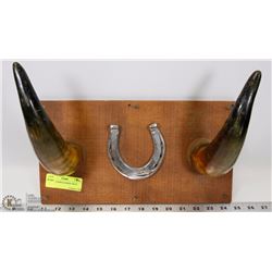 VINTAGE HORN & HORSE SHOW PLAQUE.