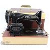Image 1 : ANTIQUE SINGER SEWING MACHINE IN WOOD CASE