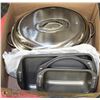 Image 1 : BOX W/LARGE STAINLESS STEEL ROASTER &