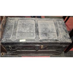 ANTIQUE WOOD AND METAL STORAGE TRUNK
