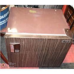 AVANTI WOOD GRAINS TYLE MINI FRIDGE W/ FREEZER.