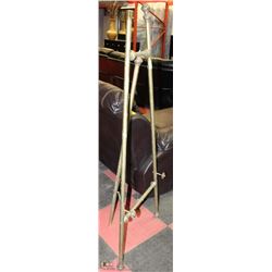 ANTIQUE BRASS PICTURE EASLE.