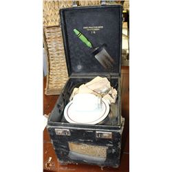 ANTIQUE PICNIC SET