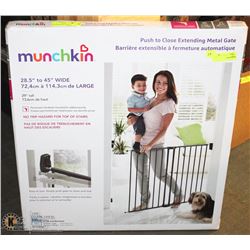 MUNCHKIN PUSH TO CLOSE EXTENDING METAL GATE FOR