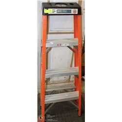 ALUMINUM AND FIBREGLASS INDUSTRIAL LITE 4' LADDER