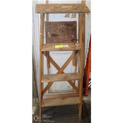 WOOD 4' LADDER