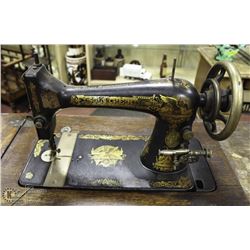 VINTAGE SINGER SEWING MACHINE W/ WOOD AND METAL