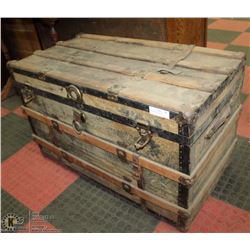 VINTAGE METAL TRUNK