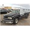 Image 2 : 2002 - CHEVROLET S-10//SALVAGE TITLE