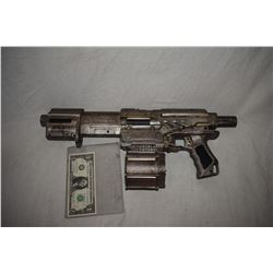 ZZ-CLEARANCE DISNEY SCREEN USED ALIEN BLASTER RAY GUN 02