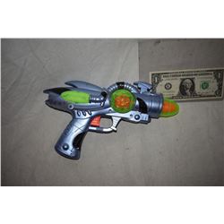 ZZ-CLEARANCE DISNEY SCREEN USED ALIEN BLASTER RAY GUN 09