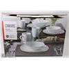 Image 1 : CANVAS MERCER PORCELAIN CATERING SET