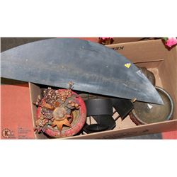 FLAT OF DECORATIVE HOUSEHOLD ITEMS