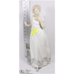 VINTAGE 1976 "LLADRO NAO" FIGURE GIRL HEAVY