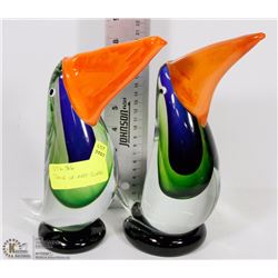 PAIR OF ART GLASS PELICANS.
