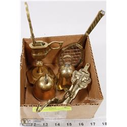 A BOX WITH VINTAGE BRASS ITEMS
