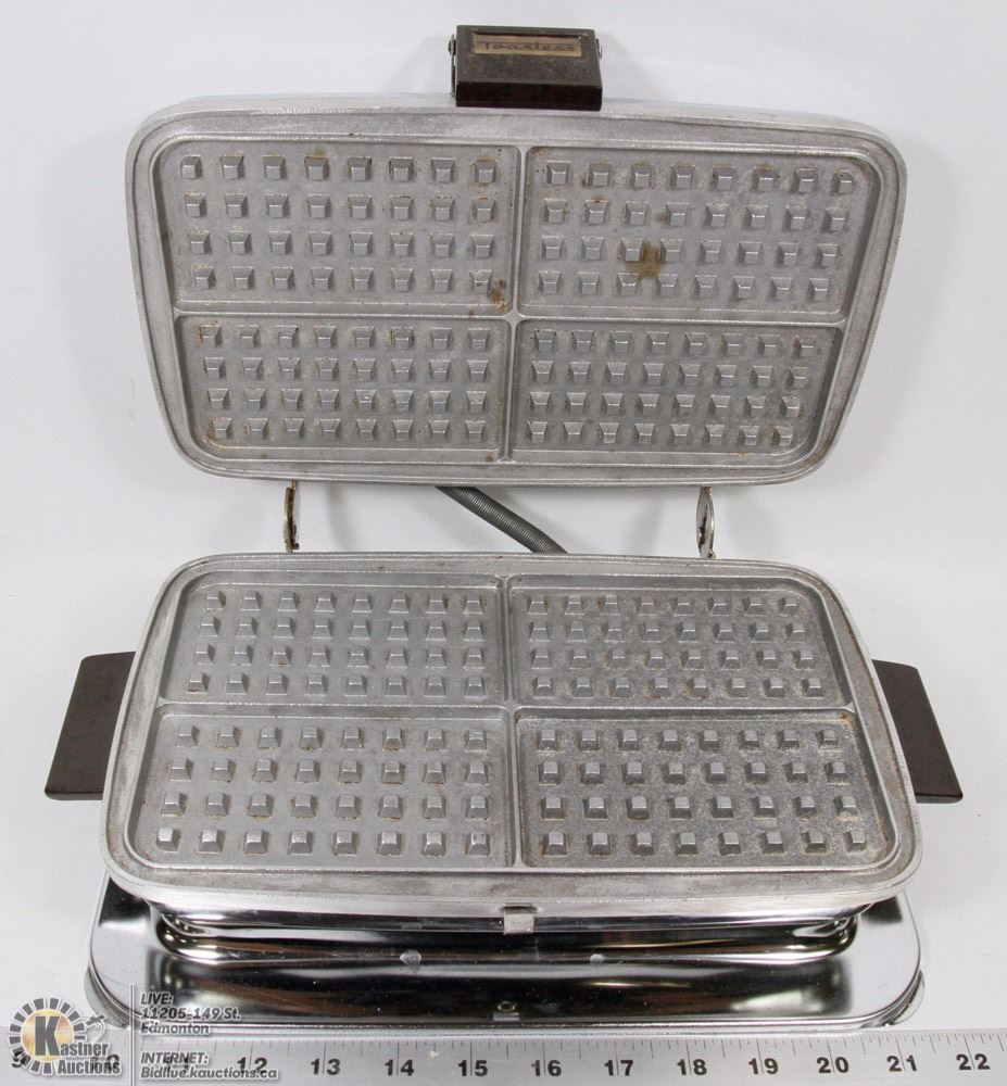 VINTAGE TOASTESS STAINLESS STEEL WAFFLE MAKER