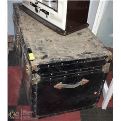 STEAMER TRUNK WITH TRAY