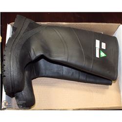 PAIR OF MENS PROTECTIVE STEEL TOE FOOT WEAR