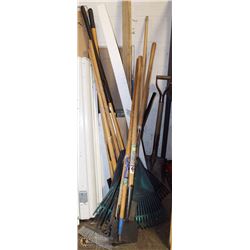 BUNDLE OF YARD TOOLS