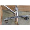 Image 2 : WHITE SINK AND CHROME FAUCETS
