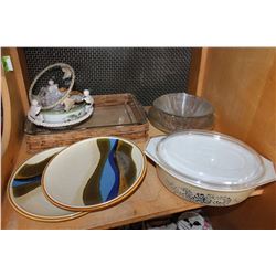 TWO MIKASA PLATES GLASS BAKEWARE TRAYS AND MEXICAN GLASS BOWL