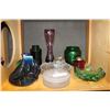 Image 1 : SHELF LOT OF COLORED DEPRESSION GLASS AND ART GLASS
