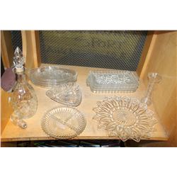 TRAY OF VINTAGE GLASSWARE