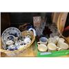 Image 1 : SHELF LOT OF COLLECTIBLE DELFT BLUE DUTCH COLLECTIBLES AND ESTATE GLASSWARE
