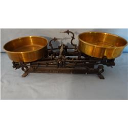 Cast iron scale, 2 brass pans
