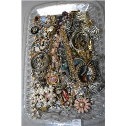 Tray lot of vintage costume jewellery including diamante necklaces, earrings, bracelets, brooches et