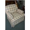 Image 2 : Two Ethan Allen upholstered chairs